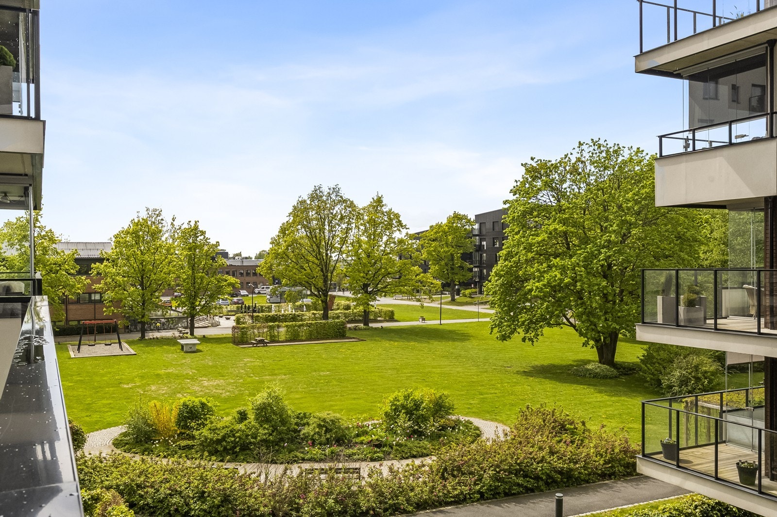 Fra leiligheten er det utsikt mot Restaurant Ro og grønne, fine omgivelser. Galleribilde