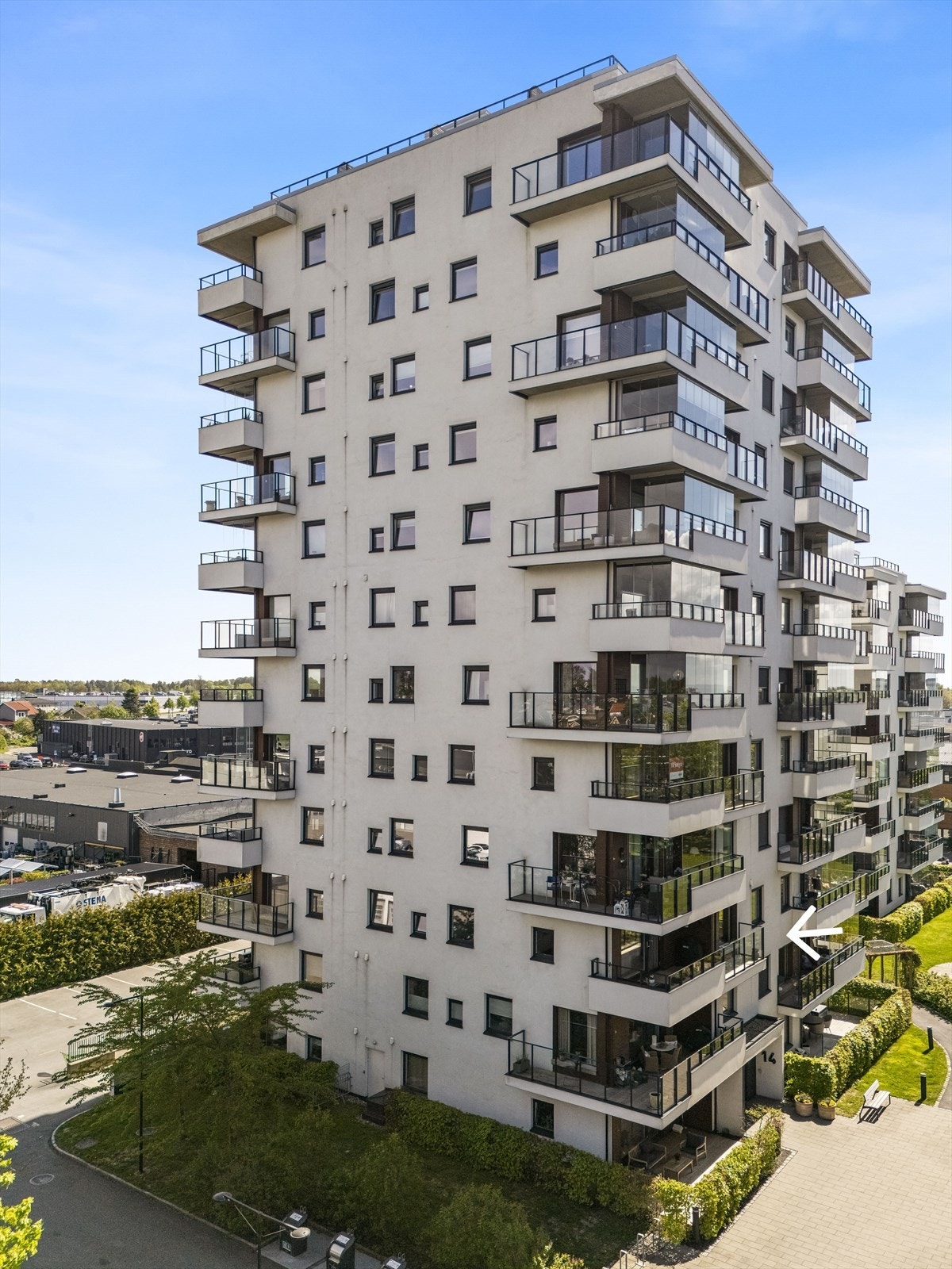 Bygget har heis. Til leiligheten hører egen garasjeplass med elbillader i felles garasjekjeller. Galleribilde