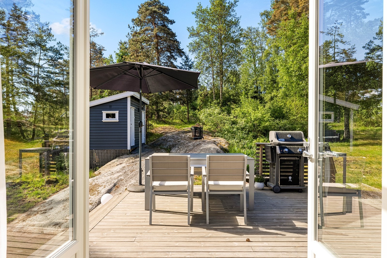 Hytta ligger flott til i naturskjønne omgivelser Galleribilde