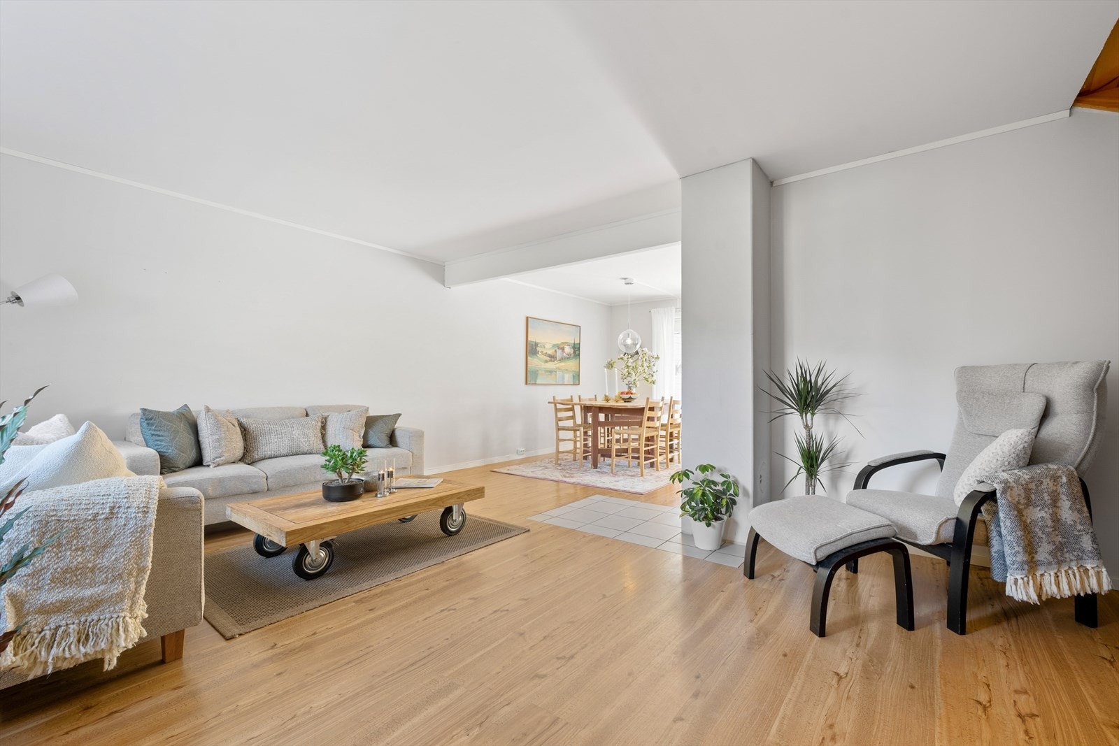 Stuen byr på gode møbleringsmuligheter med plass til sofagruppe og spisestue-del. Galleribilde