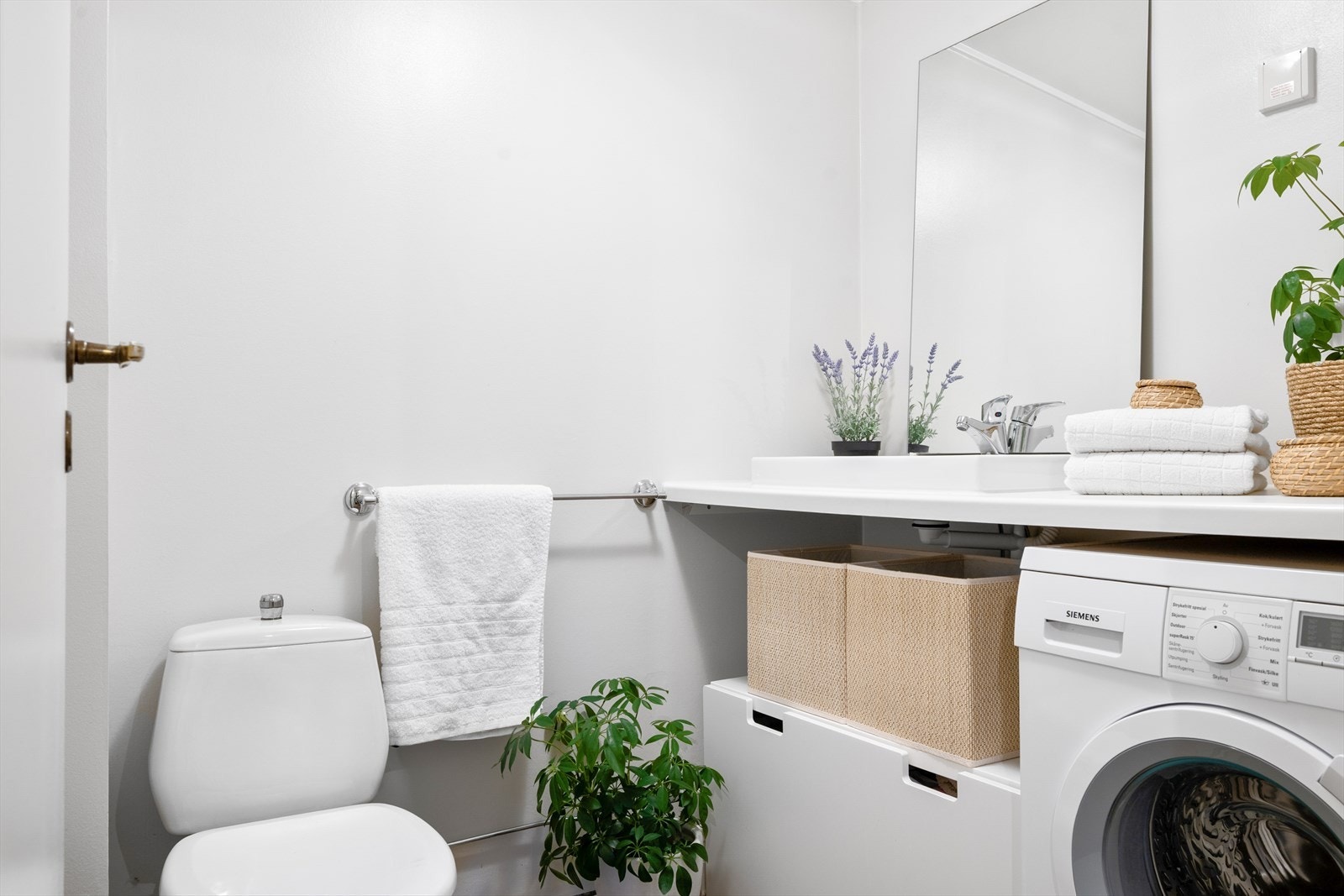 I 1.etasje har man et kombinert vaskerom med wc. Galleribilde