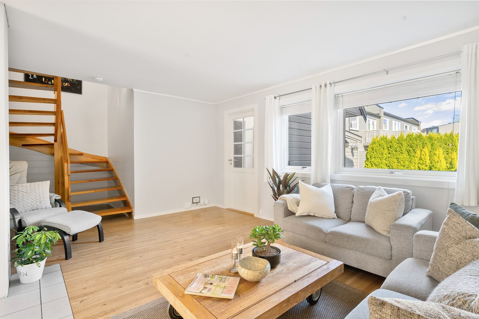 Stuen har store vindusflater for rikelig med naturlig lysinnslipp. Galleribilde