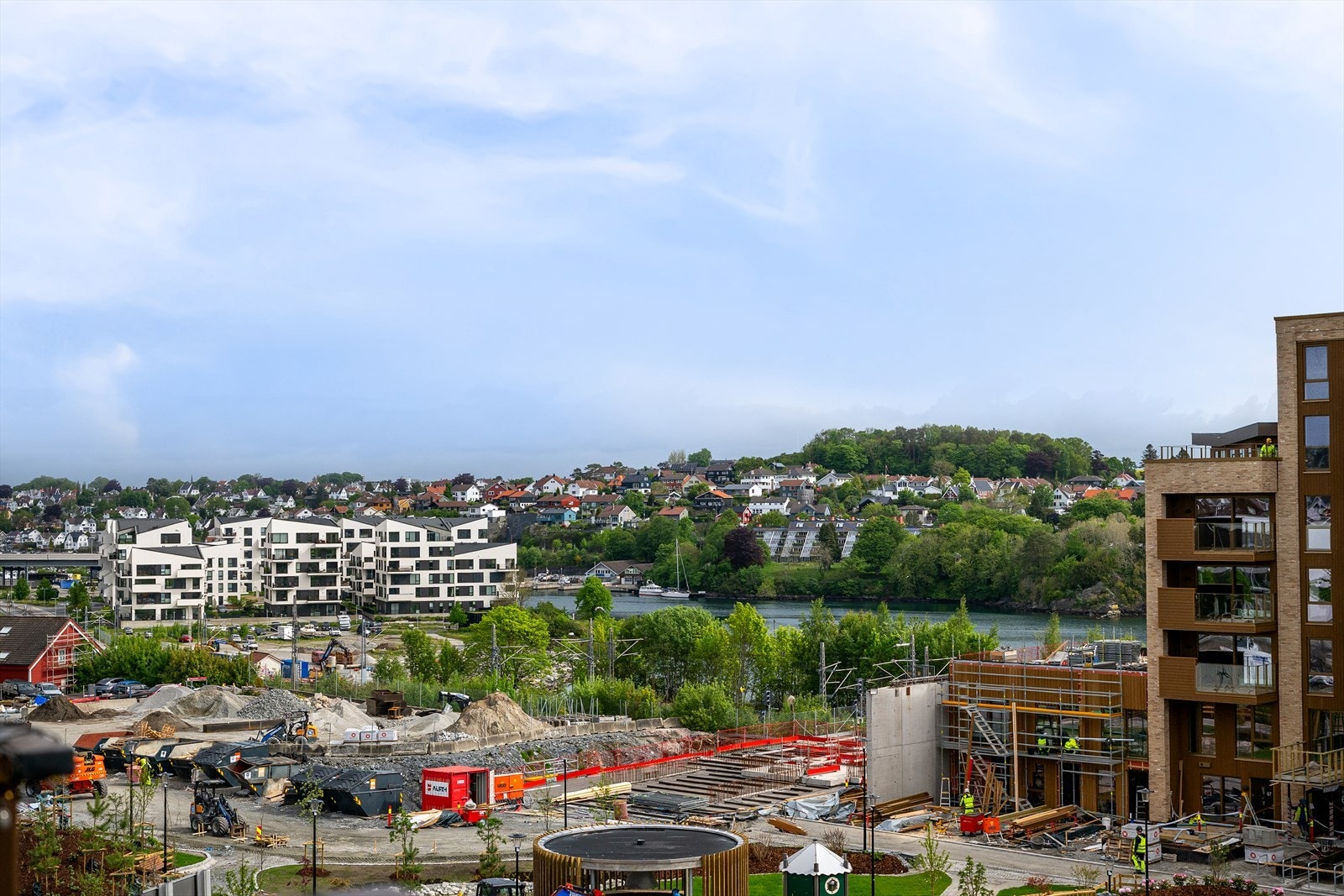 Det er kun få minutters gange til turstien som går langs fjorden. Galleribilde