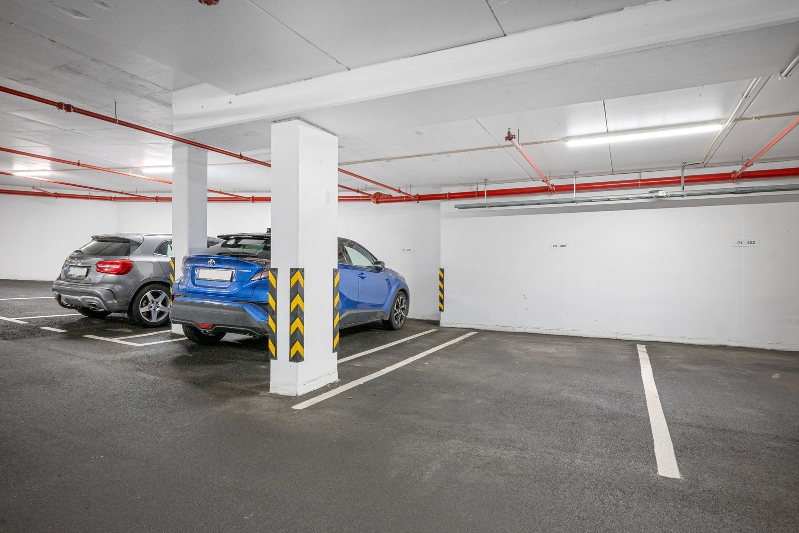 Det medfølger egen parkeringsplass i felles garasjeanlegg. Galleribilde