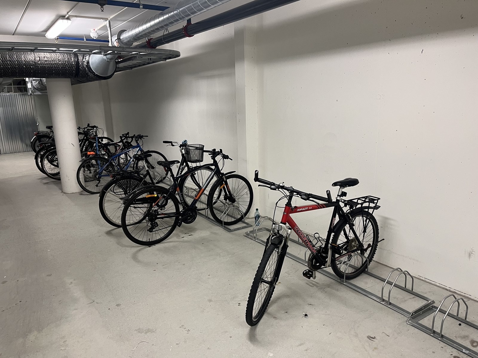 Felles sykkelparkering Galleribilde