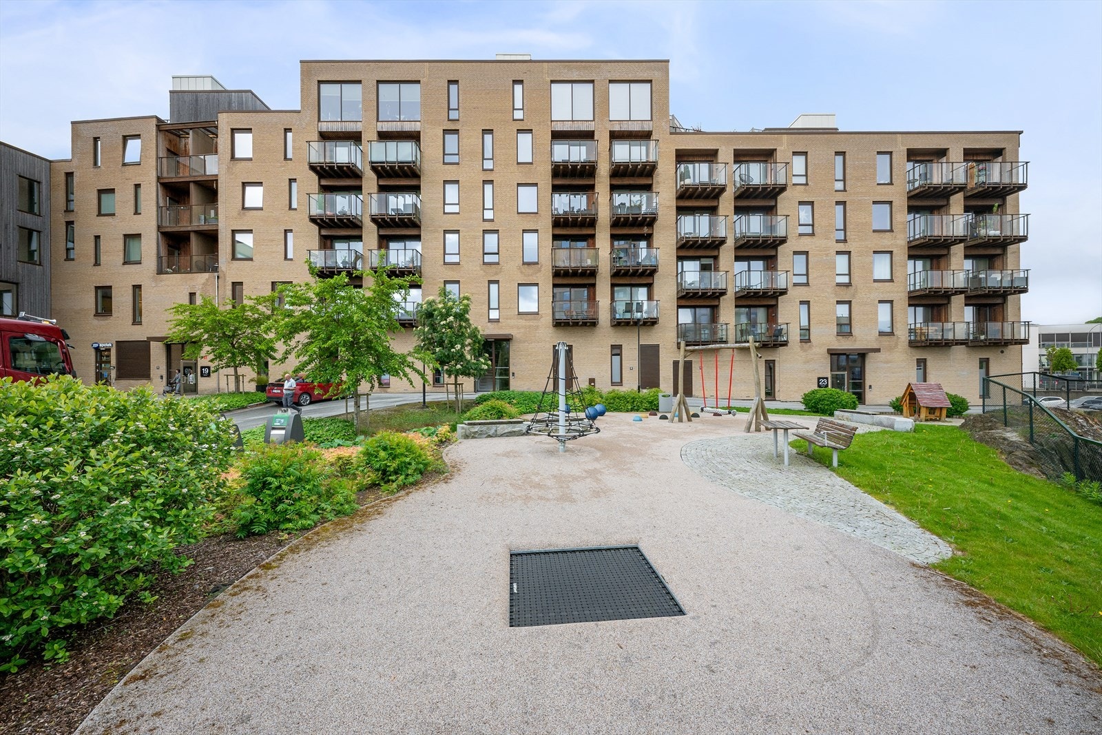 Bygget fra 2018 har heis og er omgitt av en hyggelig, opparbeidet park. Galleribilde
