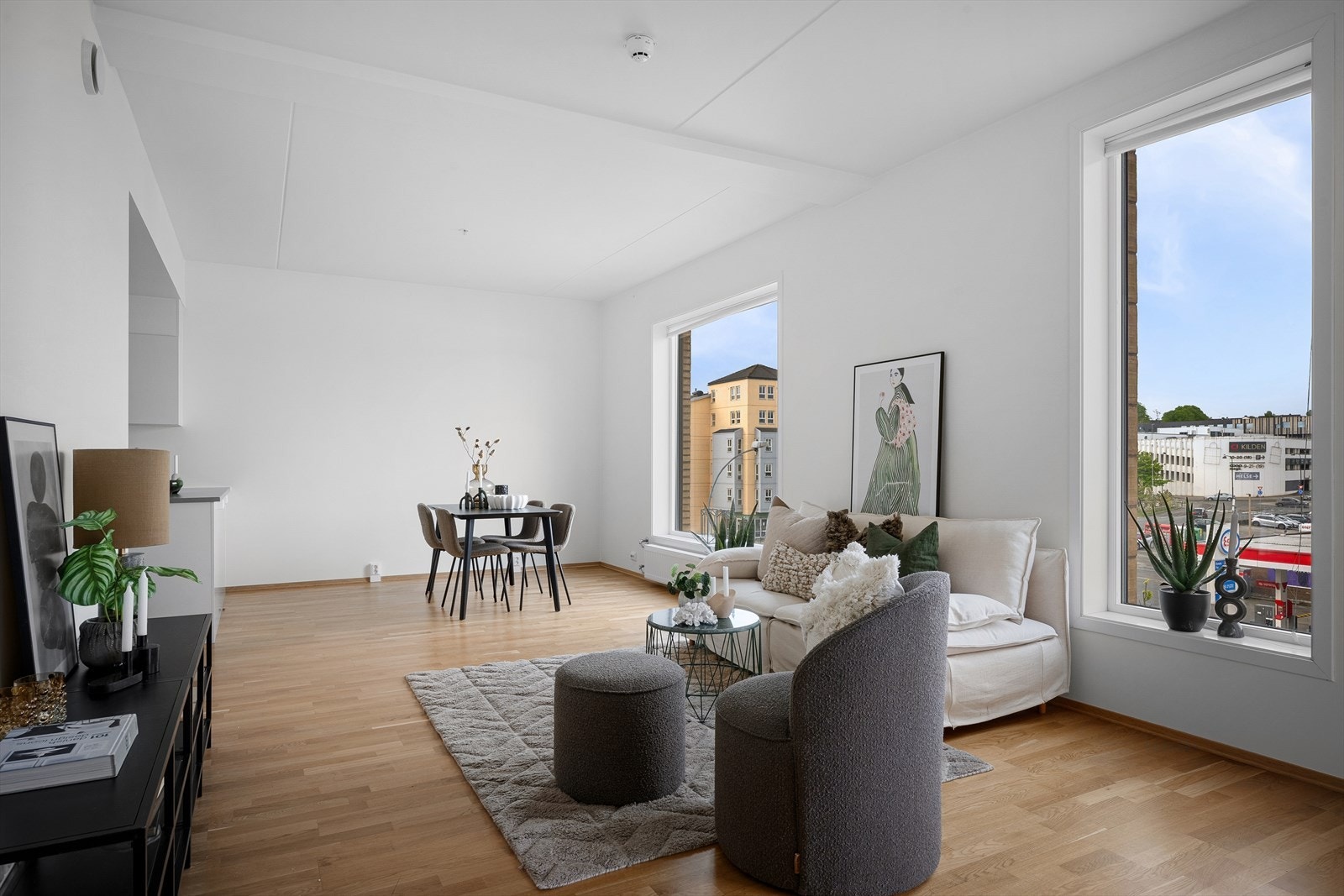 Store vindusflater fra byggeåret 2018 gir godt med dagslys inn i stuen. Galleribilde
