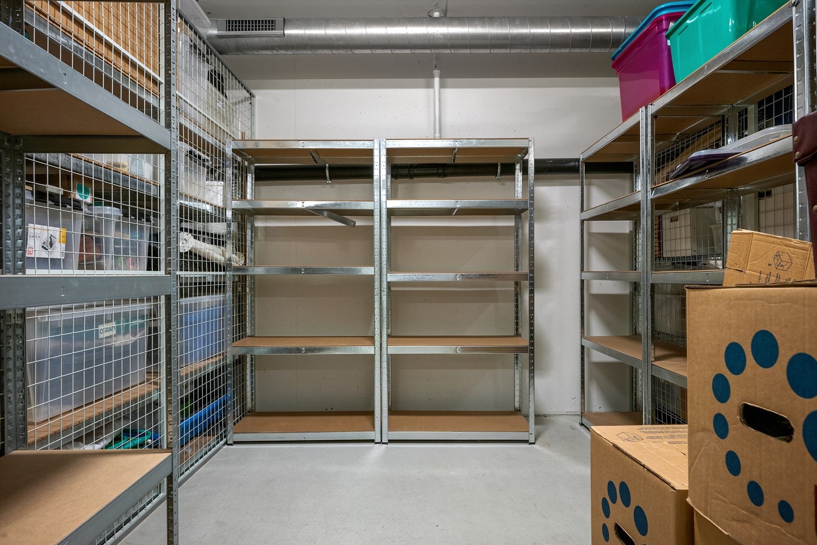 I kjelleren disponerer leiligheten en romslig bod på 8 m². Galleribilde