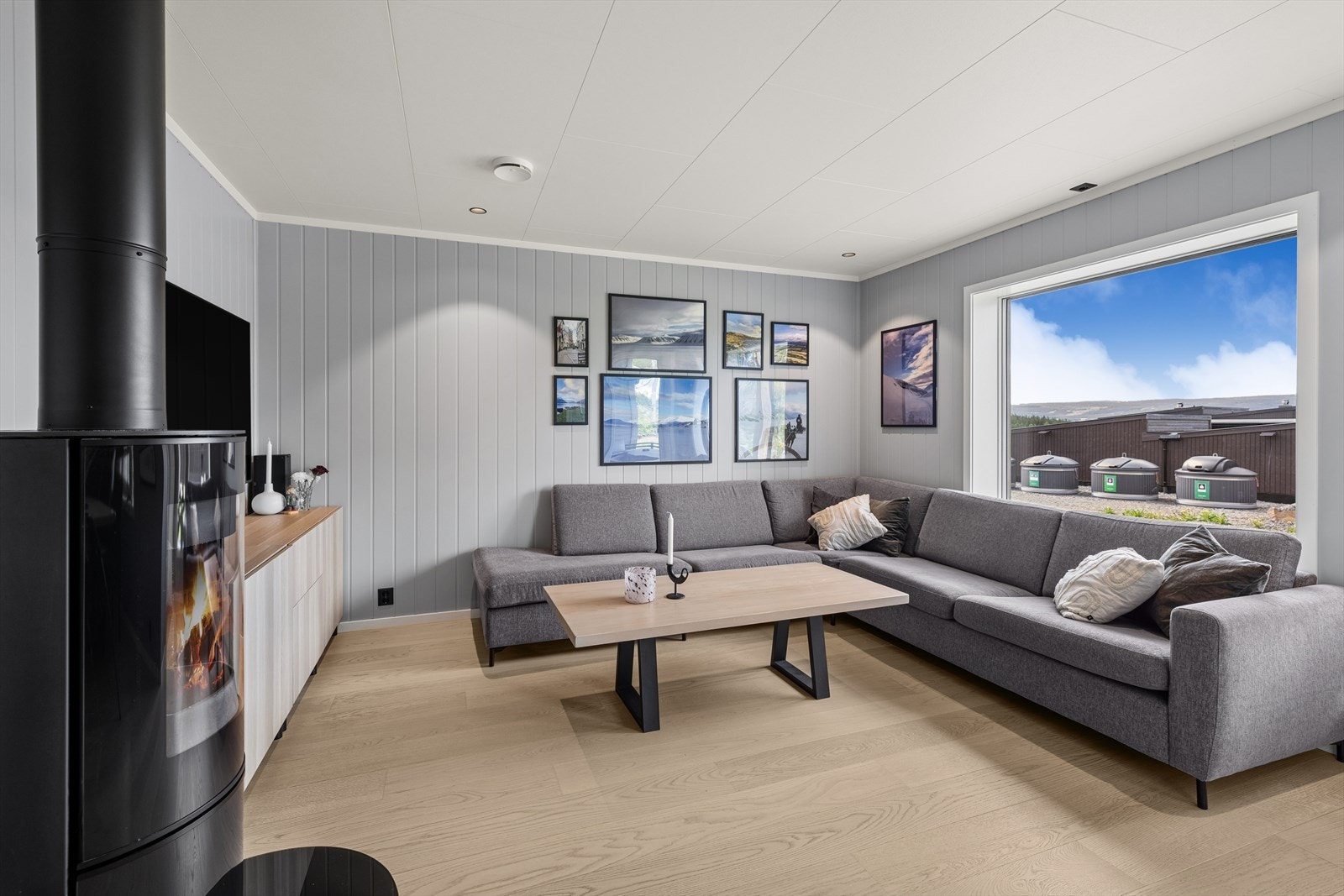 Stuen har god plass til en sofagruppe. Et stort vindu mot vest slipper inn godt med lys, og en utvendig motorisert screen gjør det enkelt å regulere lyset uten å miste utsikten. Galleribilde