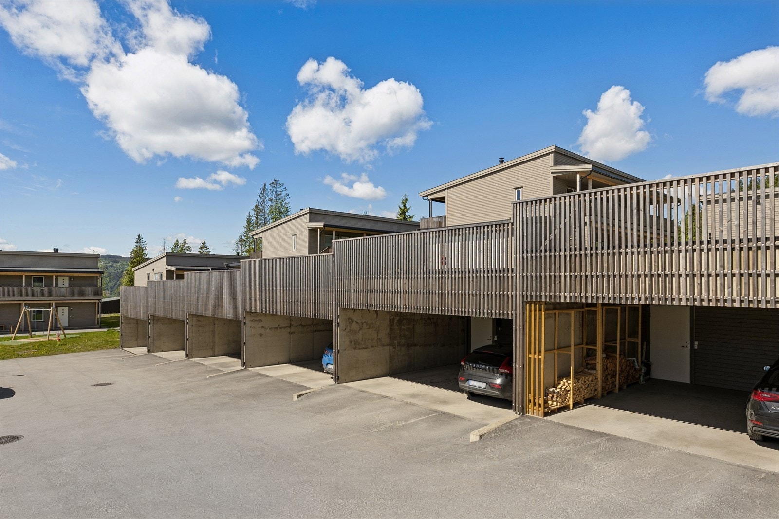 Leiligheten disponerer én plass i carport med montert elbillader. I bakkant er det en privat bod på ca. 5 kvm. Galleribilde