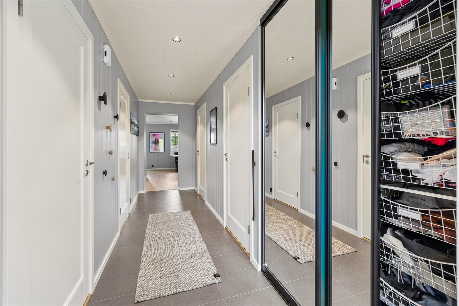 Romslig gang med skyvedørsgarderobe. Galleribilde