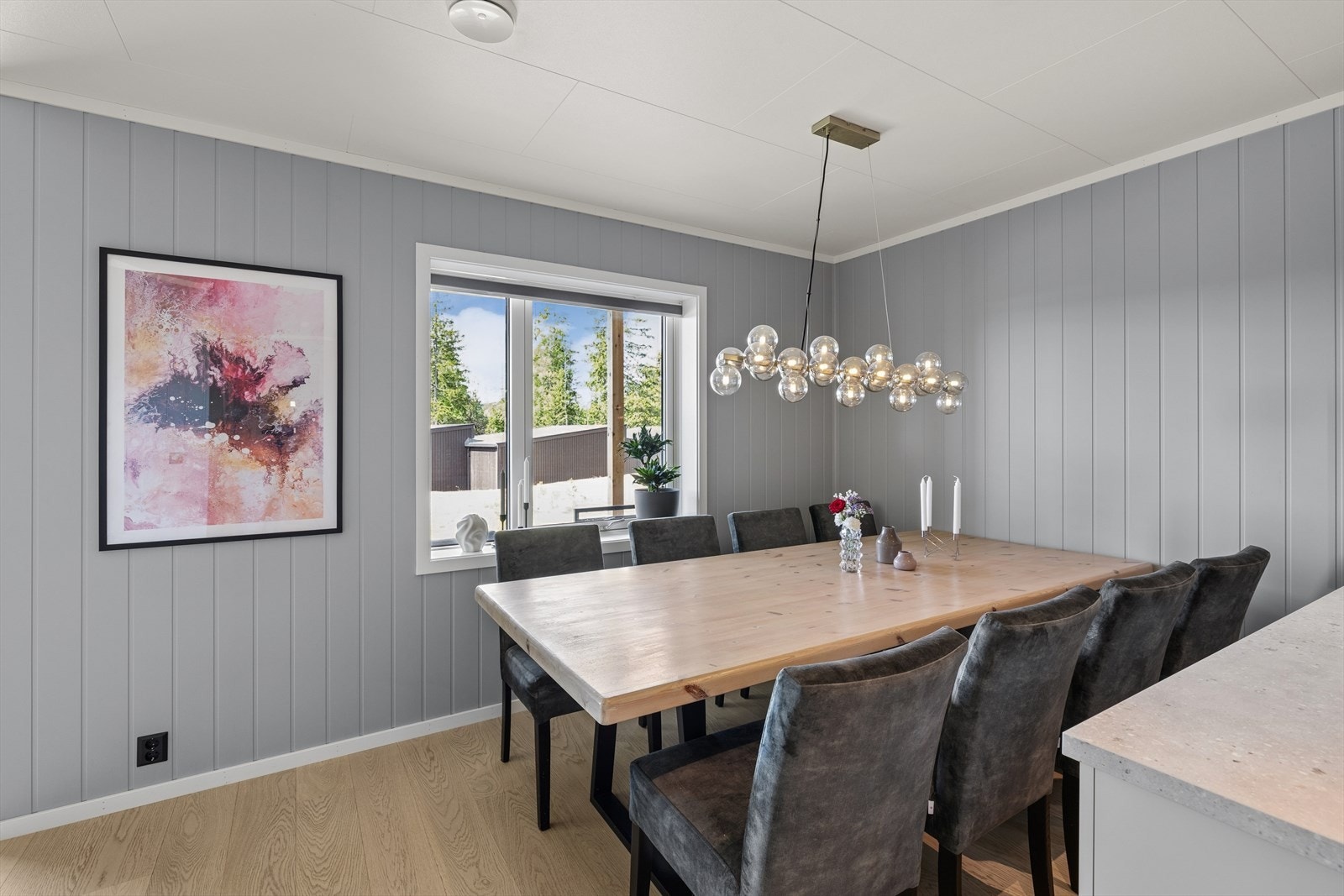 Spiseplassen har god plass til et stort bord med mange sitteplasser. Galleribilde