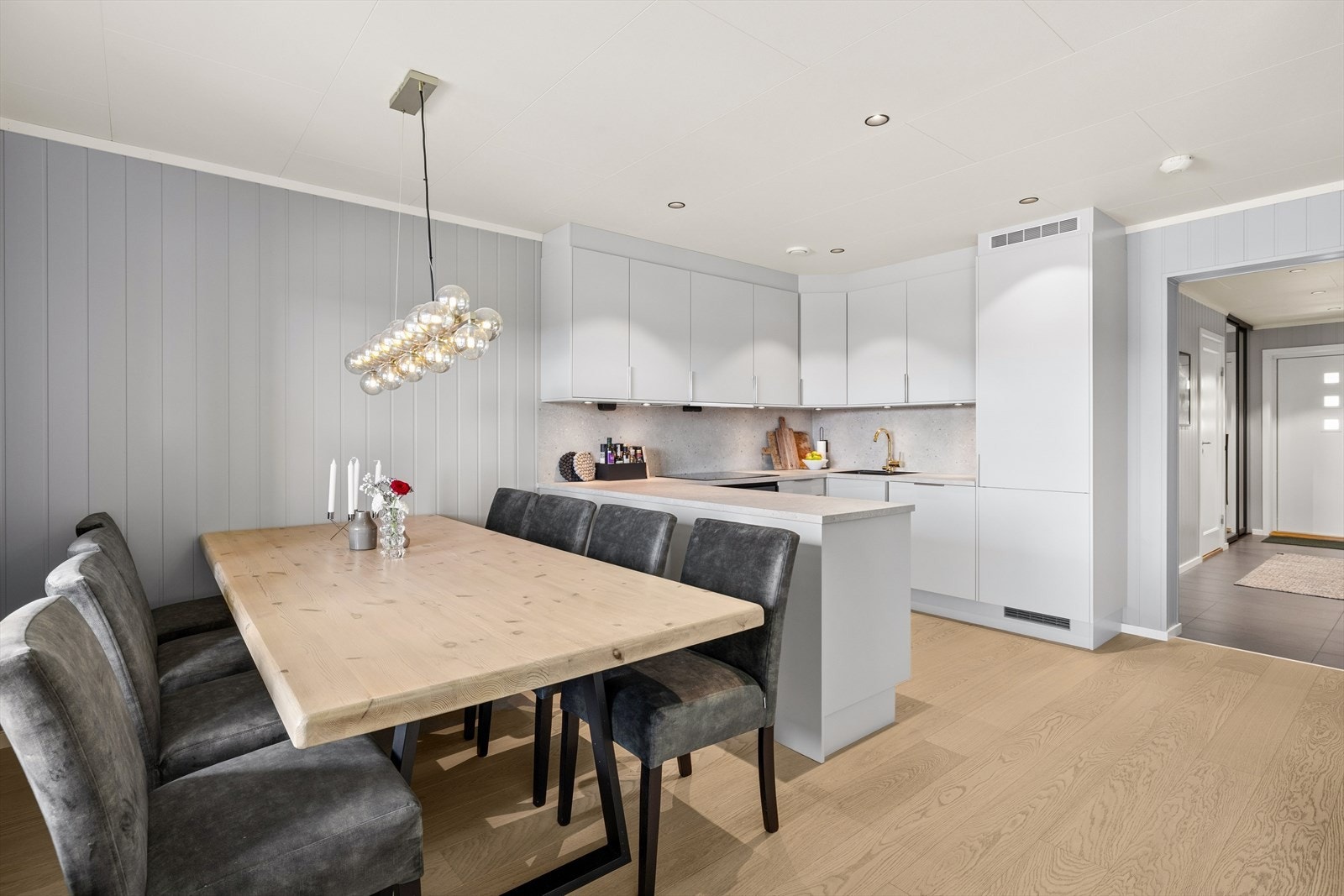 Moderne kjøkken fra Norema med innredning med glatte fronter og benkeplate av laminat. Galleribilde