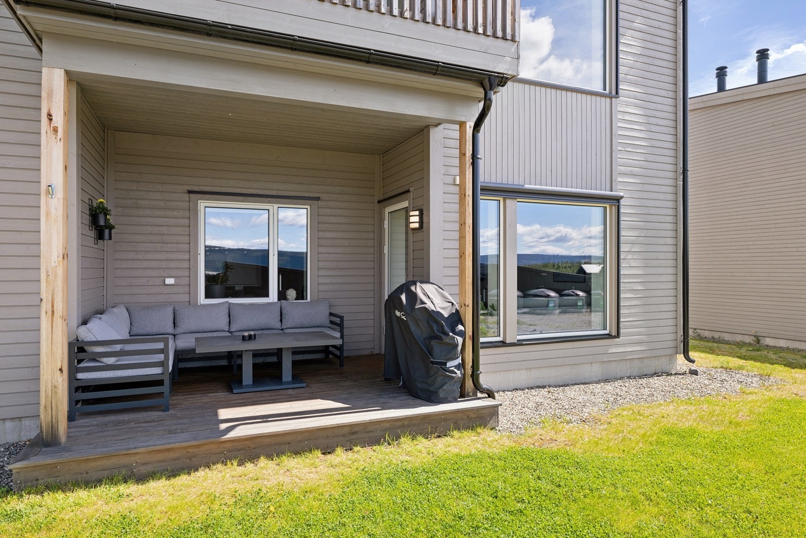Terrassen har god plass til utemøbler, en fin forlengelse av boligen på sommerstid. Galleribilde