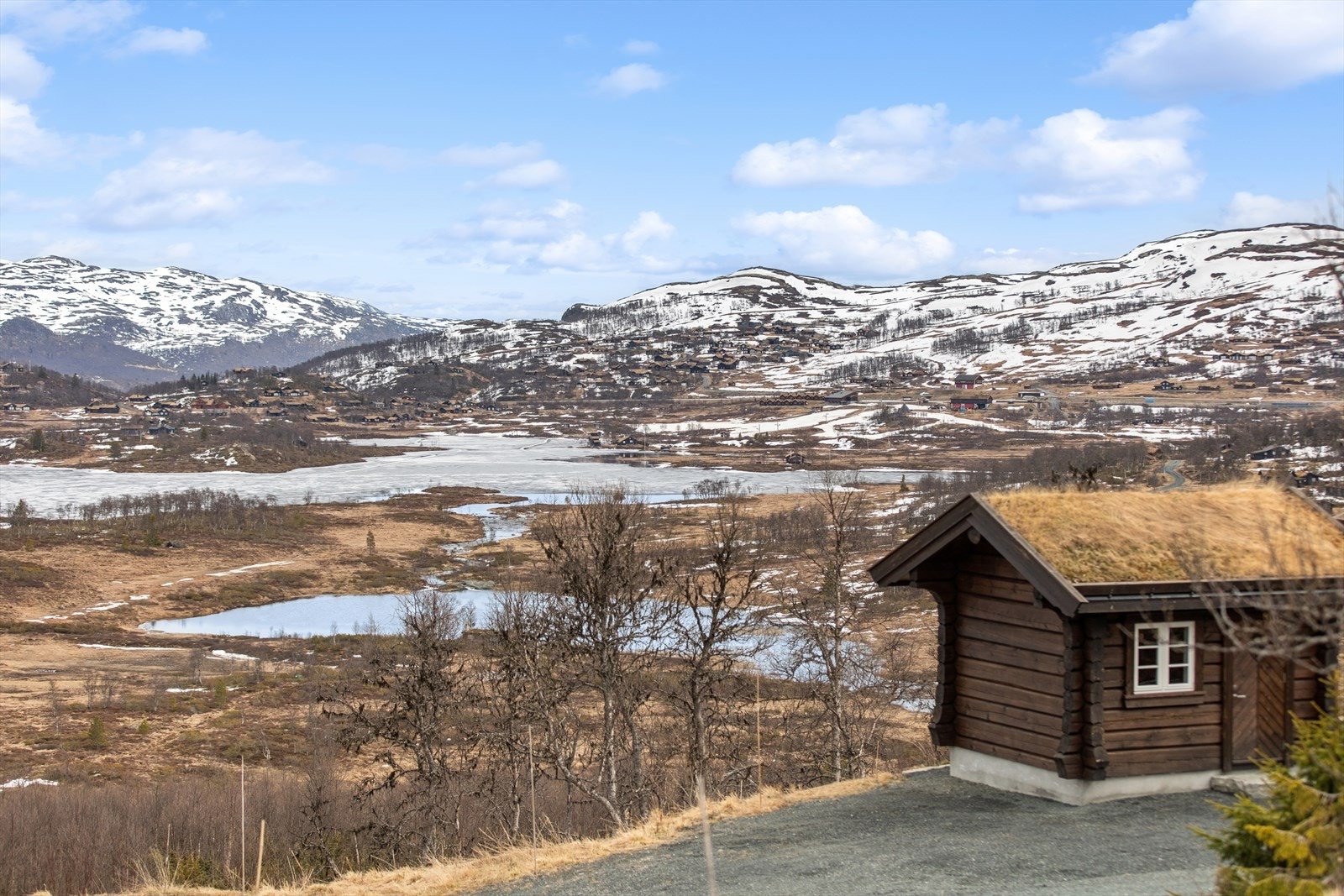 Fra eiendommen er det vidstrakt utsikt over fjellheimen og nærområdet. Galleribilde