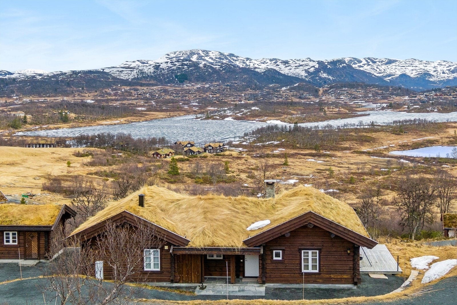 Ved foten av Hardangervidda, med naturen tett på i alle retninger. Her får du et utgangspunkt som inviterer til turer året rundt fra lange sommerdager i fjellet til vinterens sporsatte eventyr. Galleribilde
