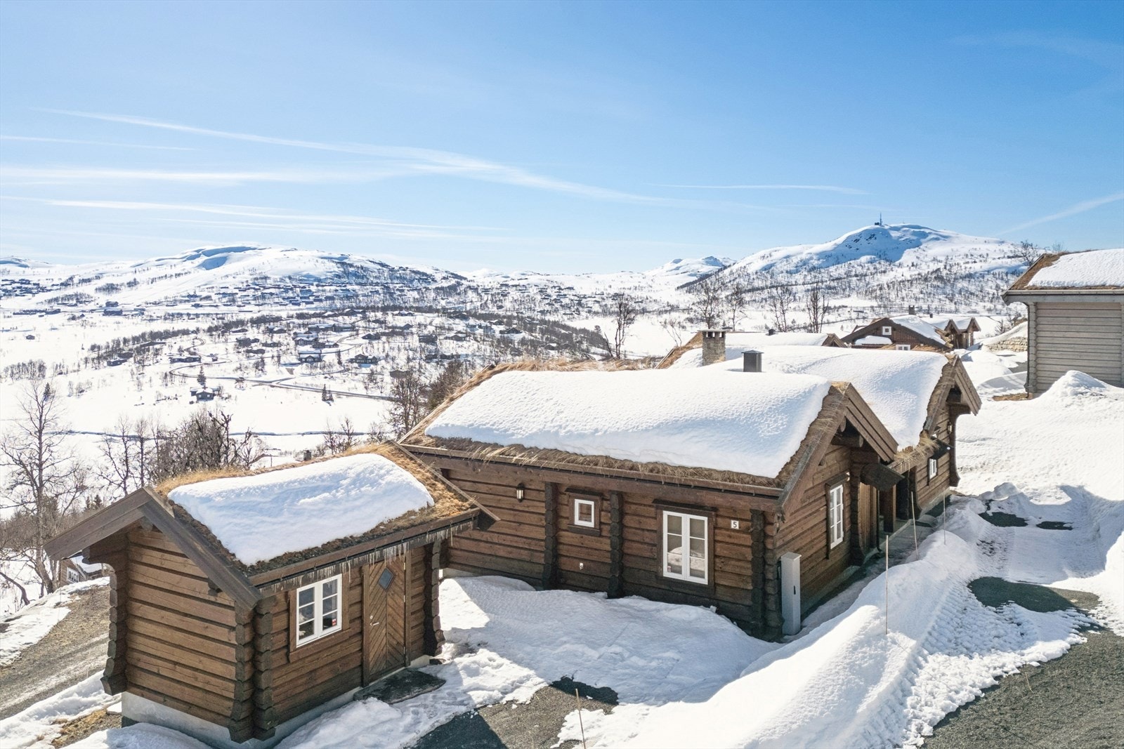 Snøsikker destinasjon med umiddelbar nærhet til et omfattende løypenett. Her finner du ca. 150 km preparerte langrennsløyper, lysløyper og et av Norges største alpinsentre i kort avstand. Galleribilde