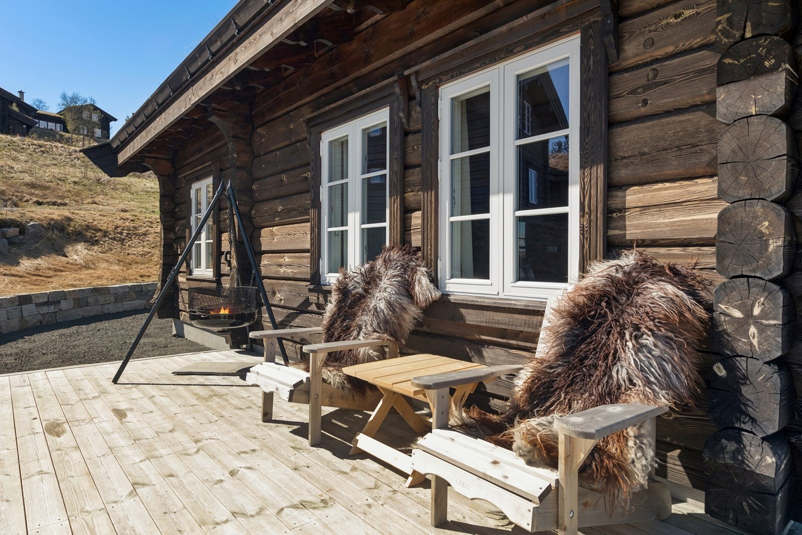 Utearealet består av både treterrasse og skiferbelagte partier, der deler er etablert som skiferplatting i forkant av hytta mot syd. Galleribilde