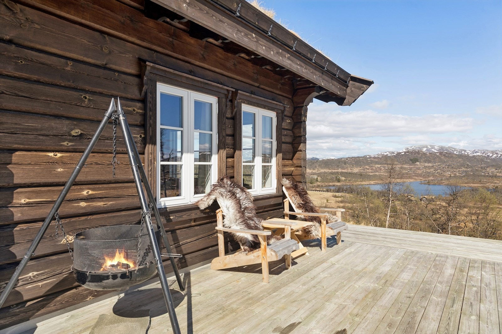 Eiendommen byr på en god kombinasjon av ro, natur og gode solforhold, samt nærhet til kaféer, innkjøp og øvrige fasiliteter. Galleribilde