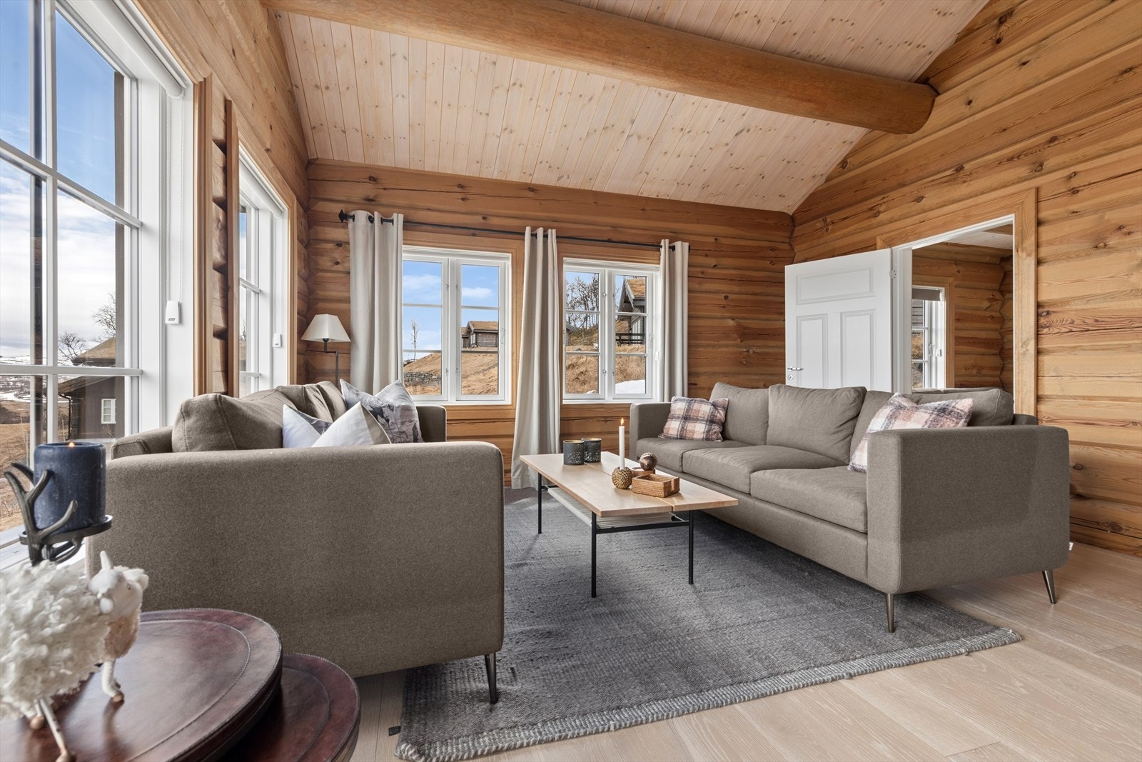 Stuen har god plass til sittegruppe, og direkte utgang til terrassen skaper en sømløs overgang mellom inne og uterom perfekt for gode dager i fjellet. Galleribilde