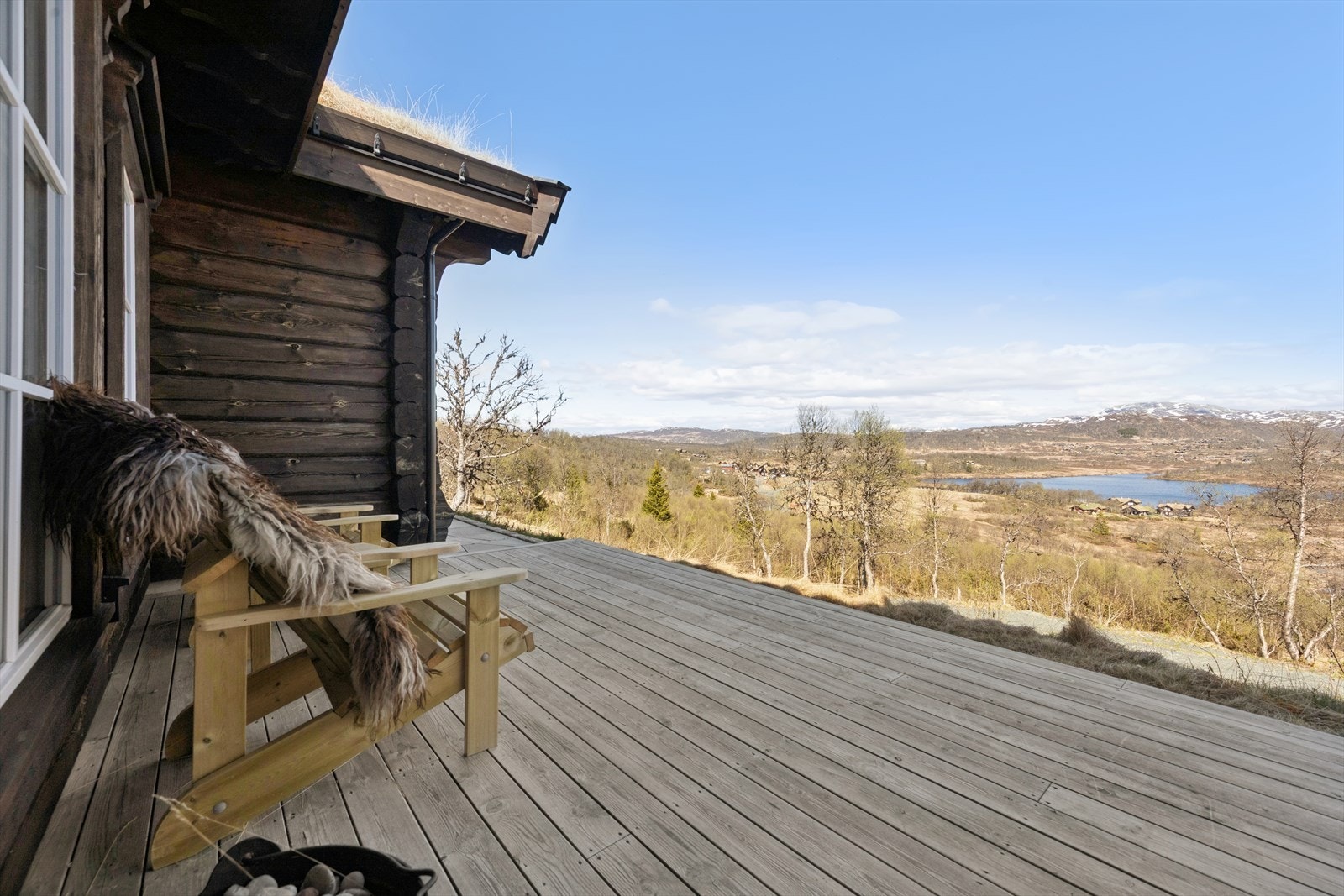 Terrassen har vidstrakt utsikt som gir en helt spesiell ramme. Her kan du nyte solrike dager og lange kvelder i rolige omgivelser, med naturen tett på og utsikten som et naturlig blikkfang. Galleribilde