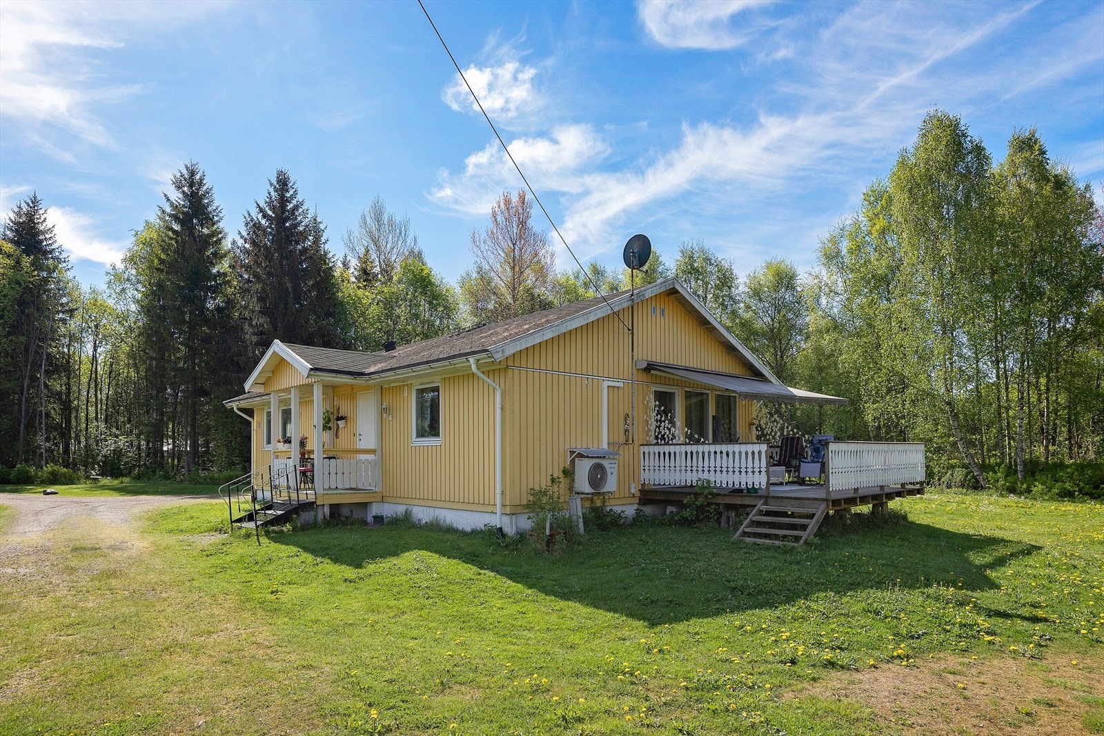 Koselig hus med god plassering på tomten. Eneboligen inneholder entré, gang, stue, to soverom, bad, bod og separat kjøkken. Utgang fra stue til solrik terrasse. Galleribilde
