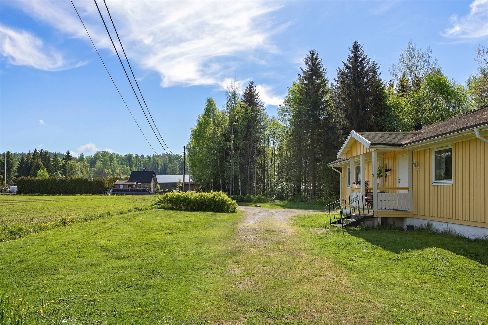 Eienommen grenser også mot et åpent, idyllisk åkerlandskap. Galleribilde