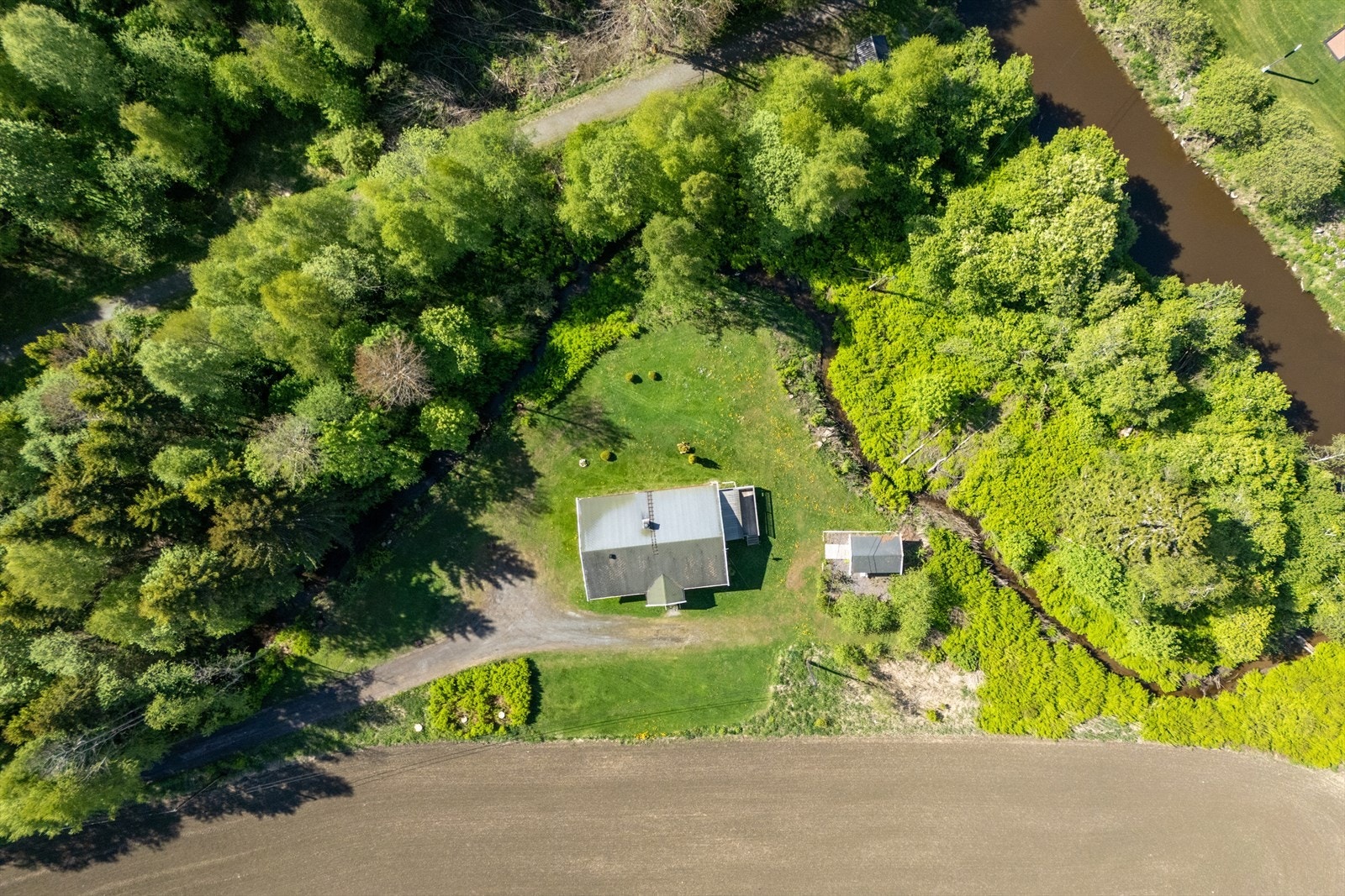 Stor, flat tomt med meget gode solforhold. Tomten omgis av en idyllisk bekk. Galleribilde