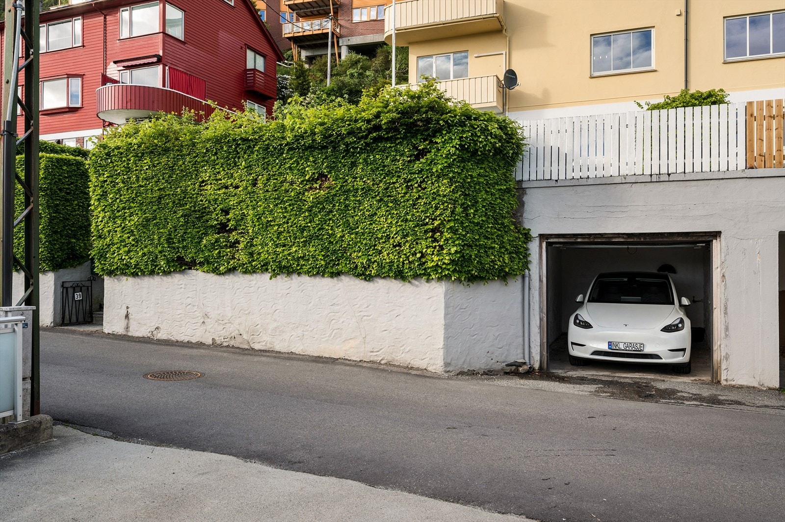 - Ny eier får gleden av egen garasje med elektrisk port og muligheter for el-lader - Galleribilde
