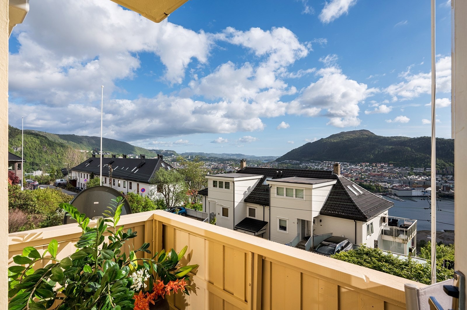 - Eiendommen har fantastisk utsikt mot Byfjorden, Askøy, Bergensdalen, Ulriken og Løvstakken - Galleribilde