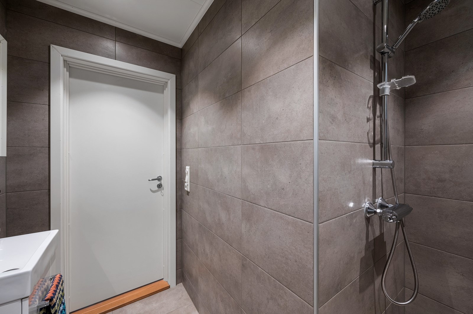 - Badet er helfliset med varmekabler i gulv - Galleribilde