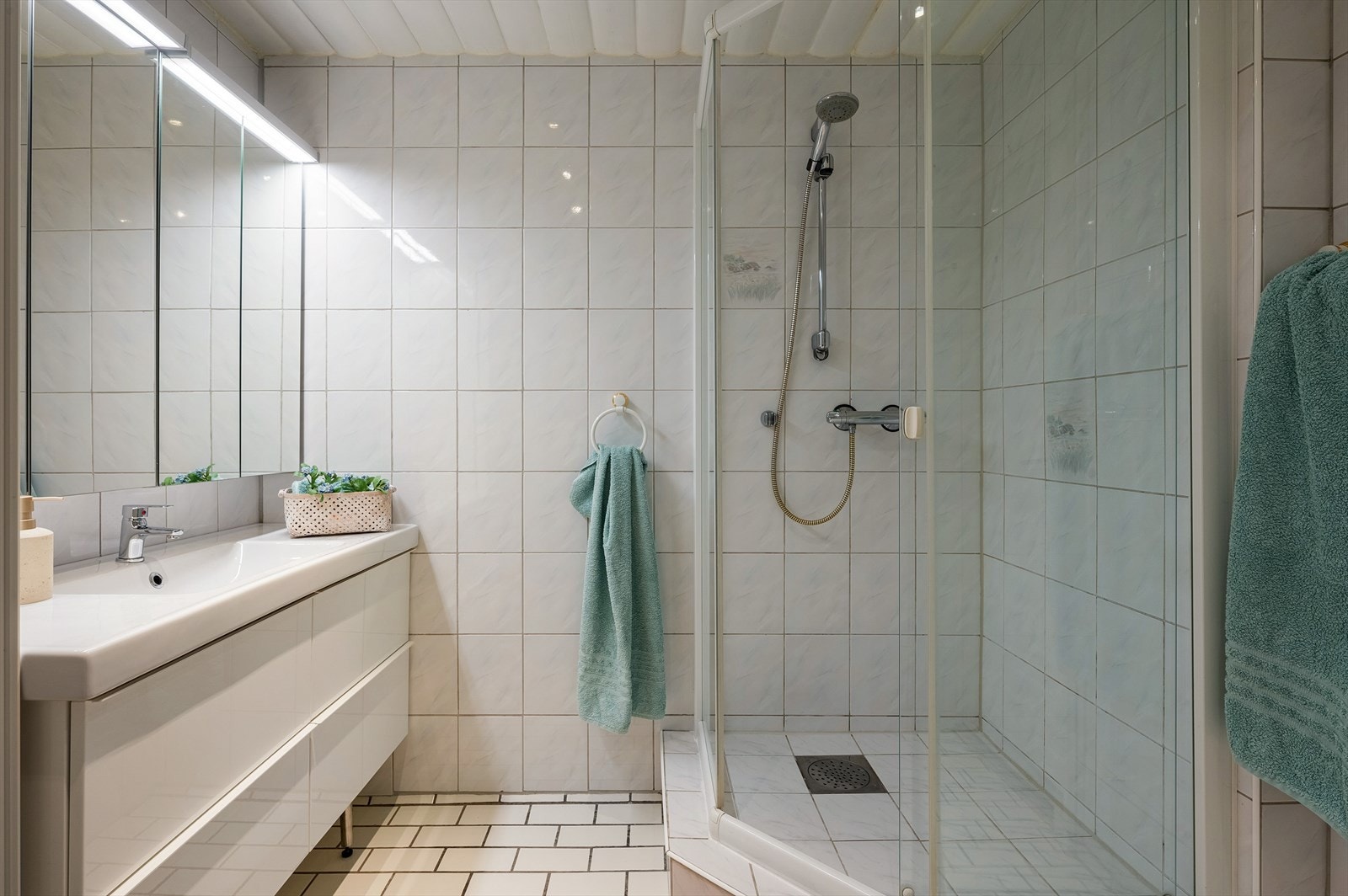 - Badet i 1.etasje er helfliset med varmekabler i gulv - Galleribilde