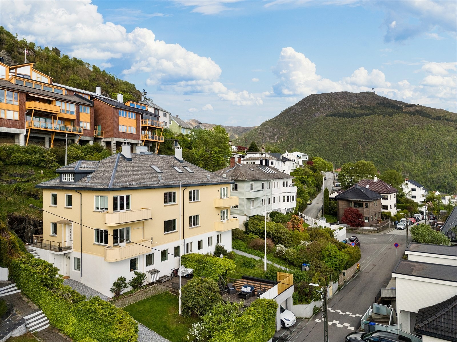 - Her er man omkranset av byens fjell - Galleribilde