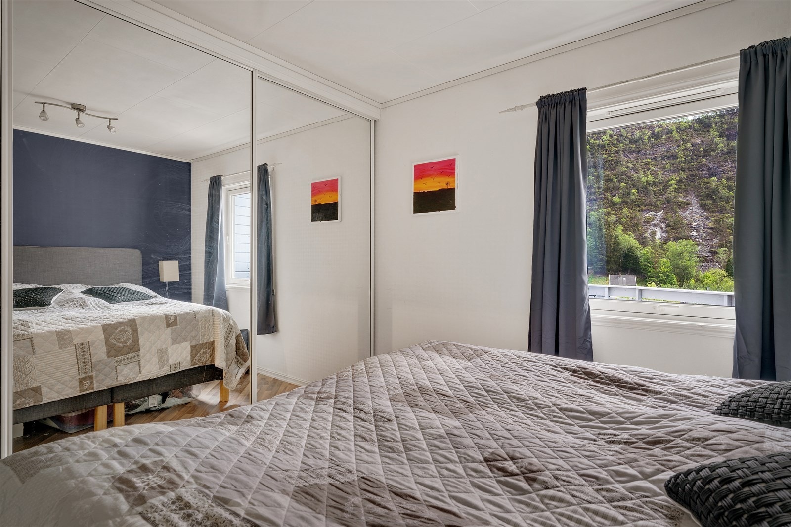 Skyvedørsgarderobe med speilfronter gir rikelig med oppbevaringsplass. Galleribilde