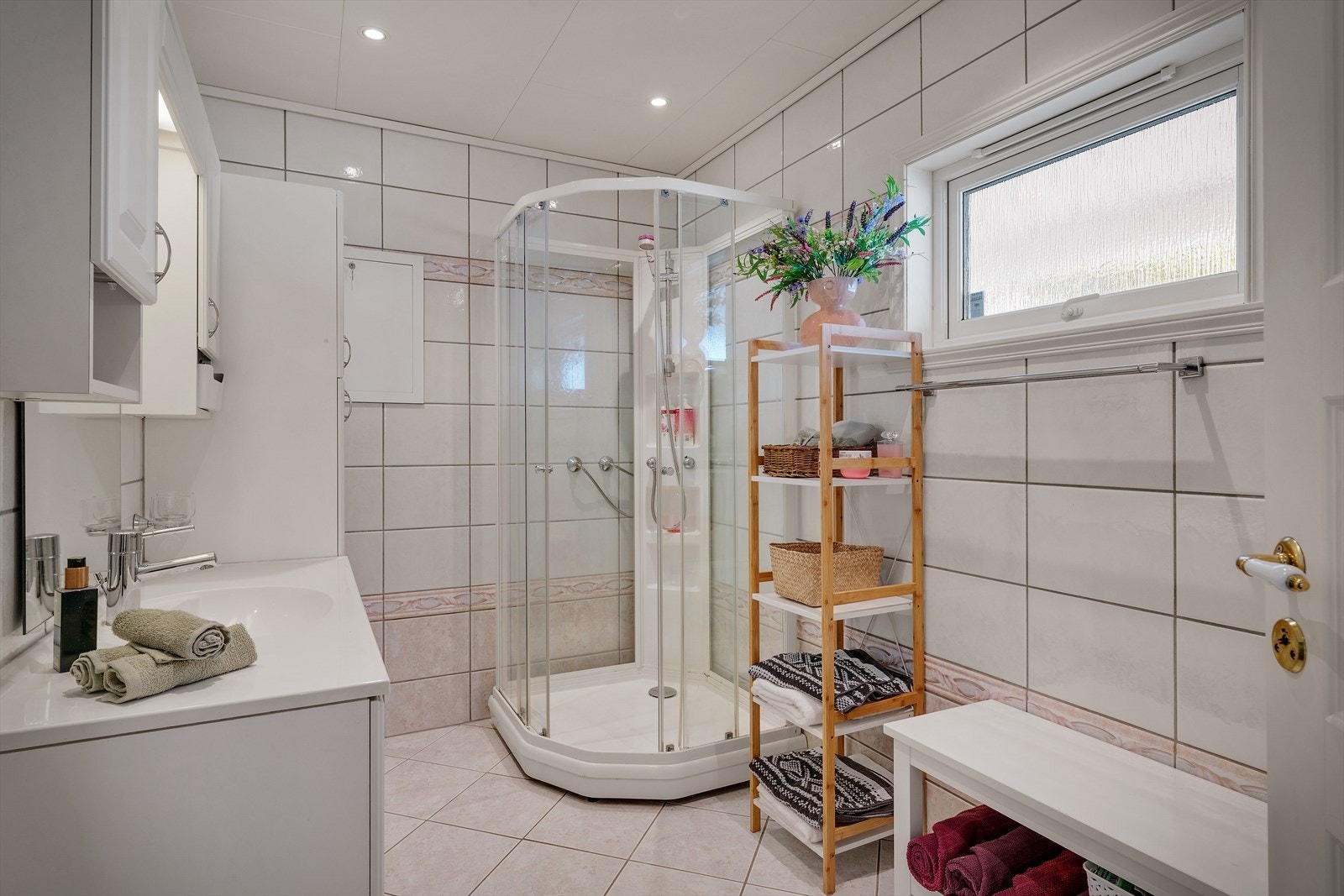Badet i første etasje har flislagt gulv med elektriske varmekabler. Galleribilde