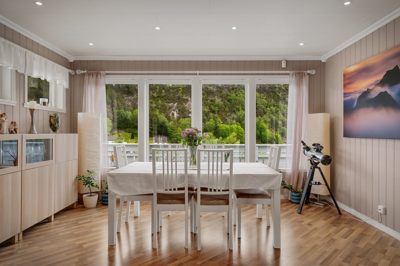 De store vindusflatene slipper inn rikelig med dagslys og rammer inn utsikten. Galleribilde