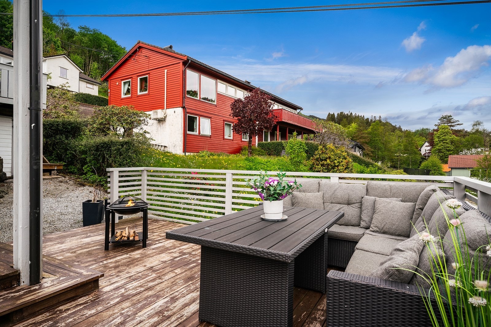 Tomten er opparbeidet med terrasseplattinger i trevirke og singlet uteområde. Galleribilde
