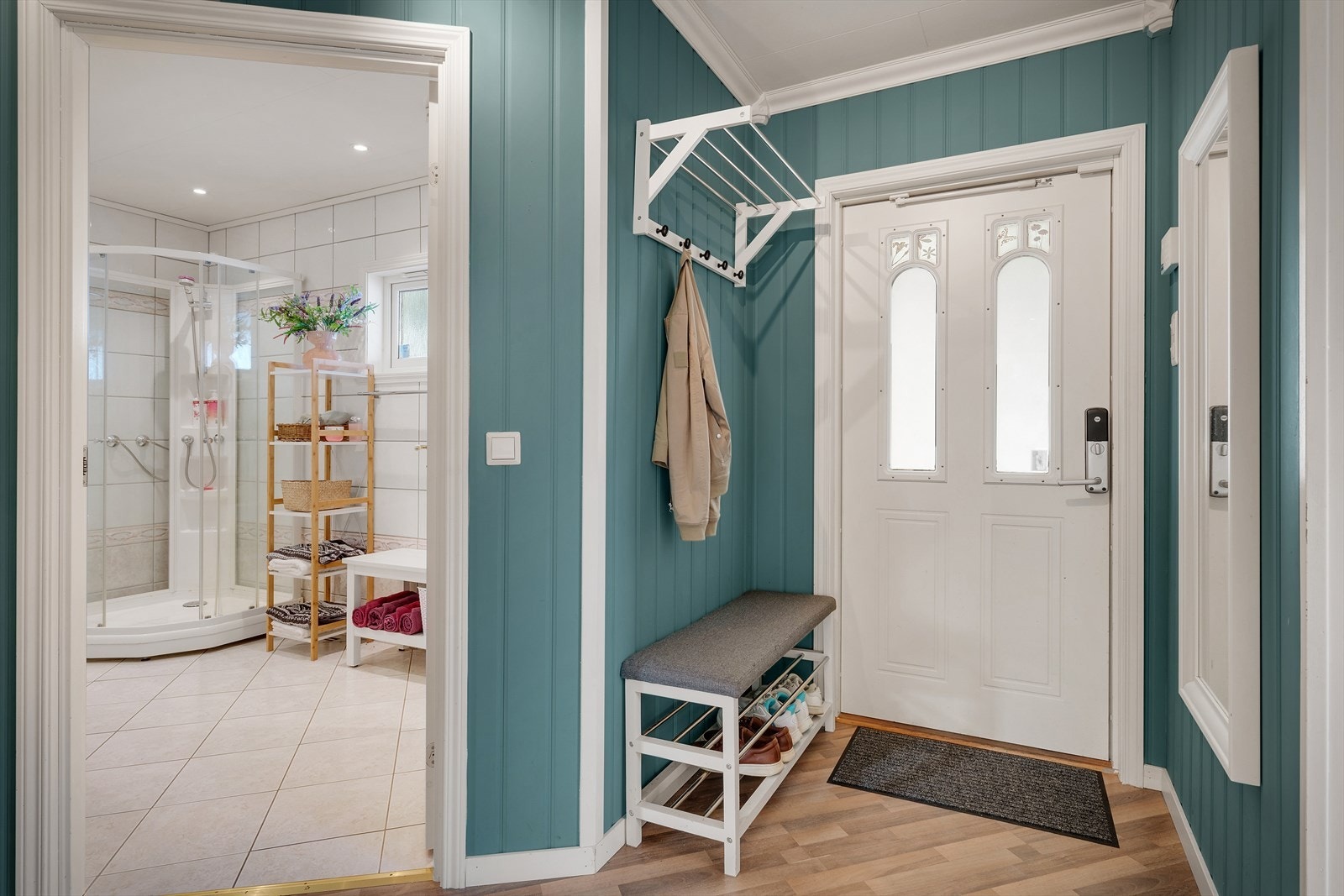 Gangen har smartpanel på veggene og gir adkomst til badet i første etasje. Galleribilde