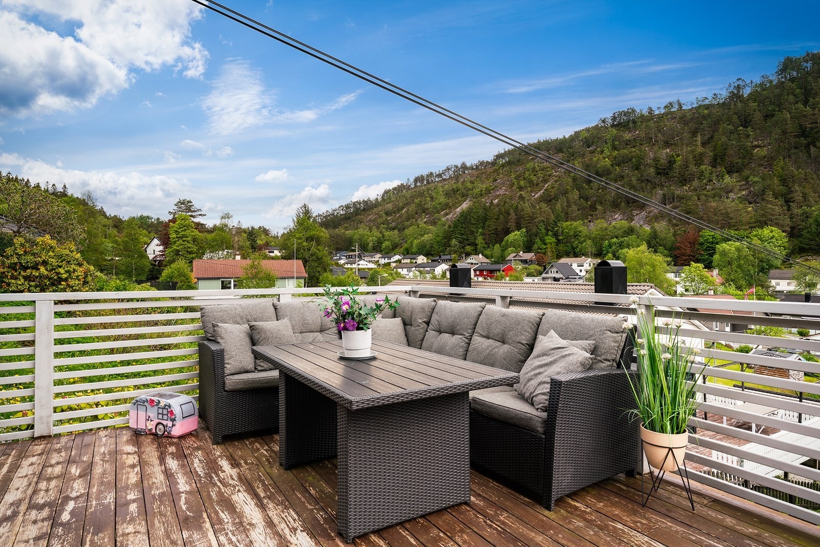 Den store terrassen i underetasjen gir rikelig med plass for både loungegruppe og sosiale soner. Galleribilde