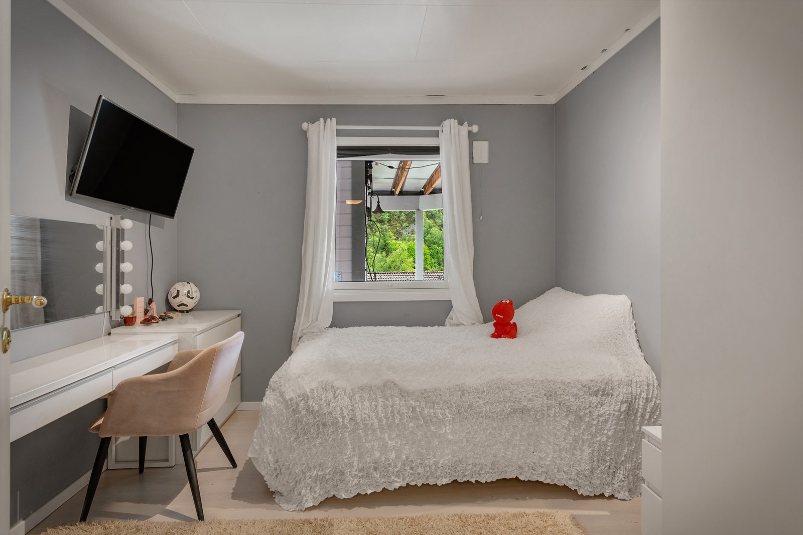 Ett av tre soverom i underetasjen, med plass til seng og skrivepult. Galleribilde