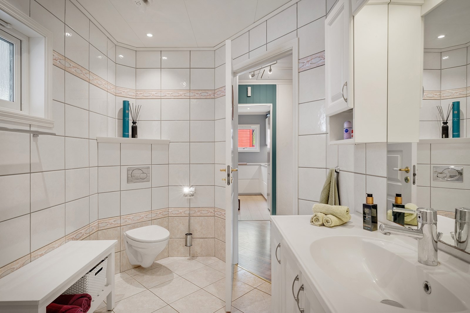 Badet er utstyrt med veggmontert toalett og avtrekk via elektrisk vifte. Galleribilde