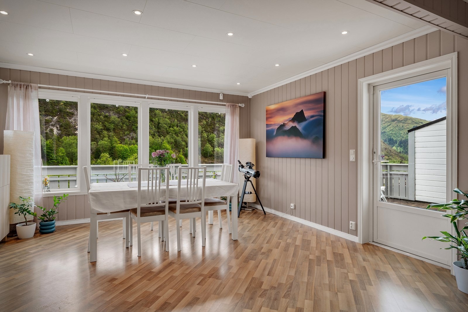 Fra spisestuen er det utgang til terrassen i første etasje. Galleribilde