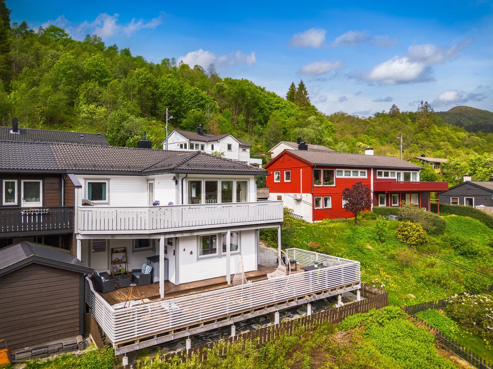 Eiendommen ligger høyt og fritt i terrenget. Galleribilde