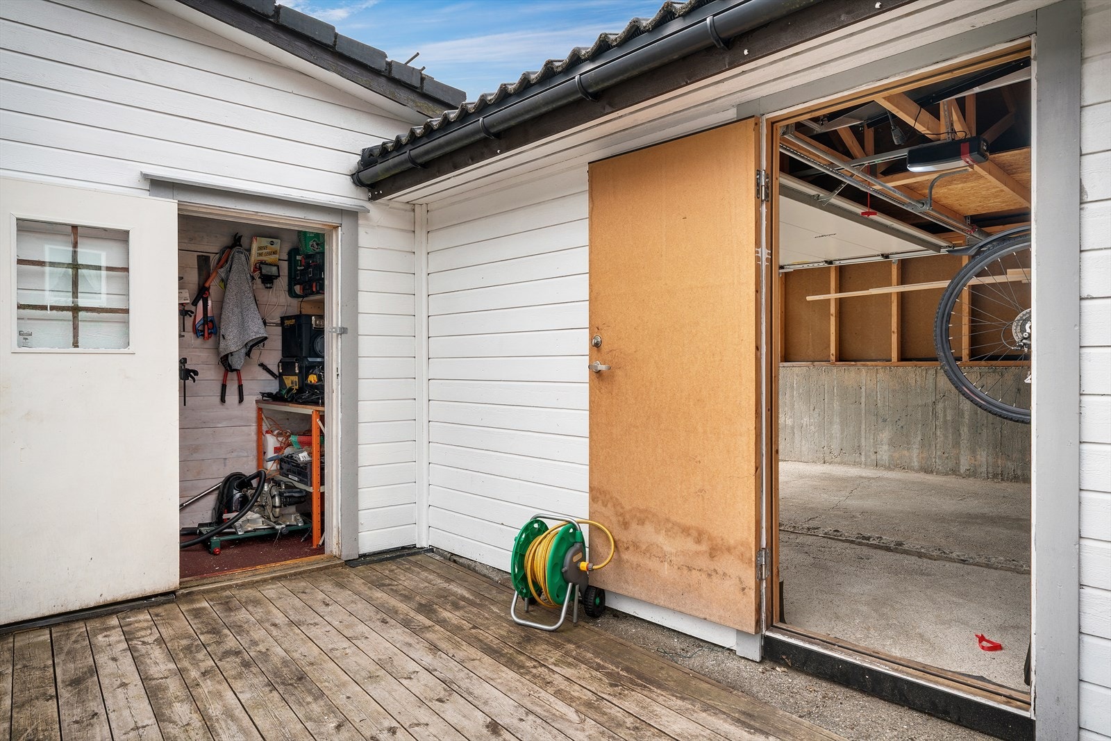 Inngang til garasje og en praktisk utvendig bod. Galleribilde