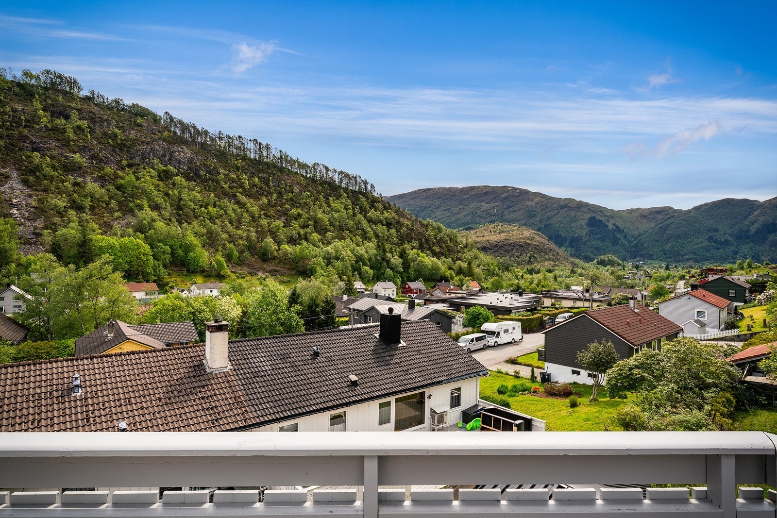 Fra eiendommen er det utsikt over det rolige nabolaget Borgo/Londalen. Galleribilde