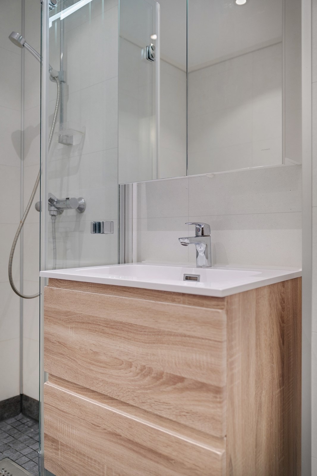 Innredningen består av dusjhjørne og en skuffeinnredning med servant. Galleribilde