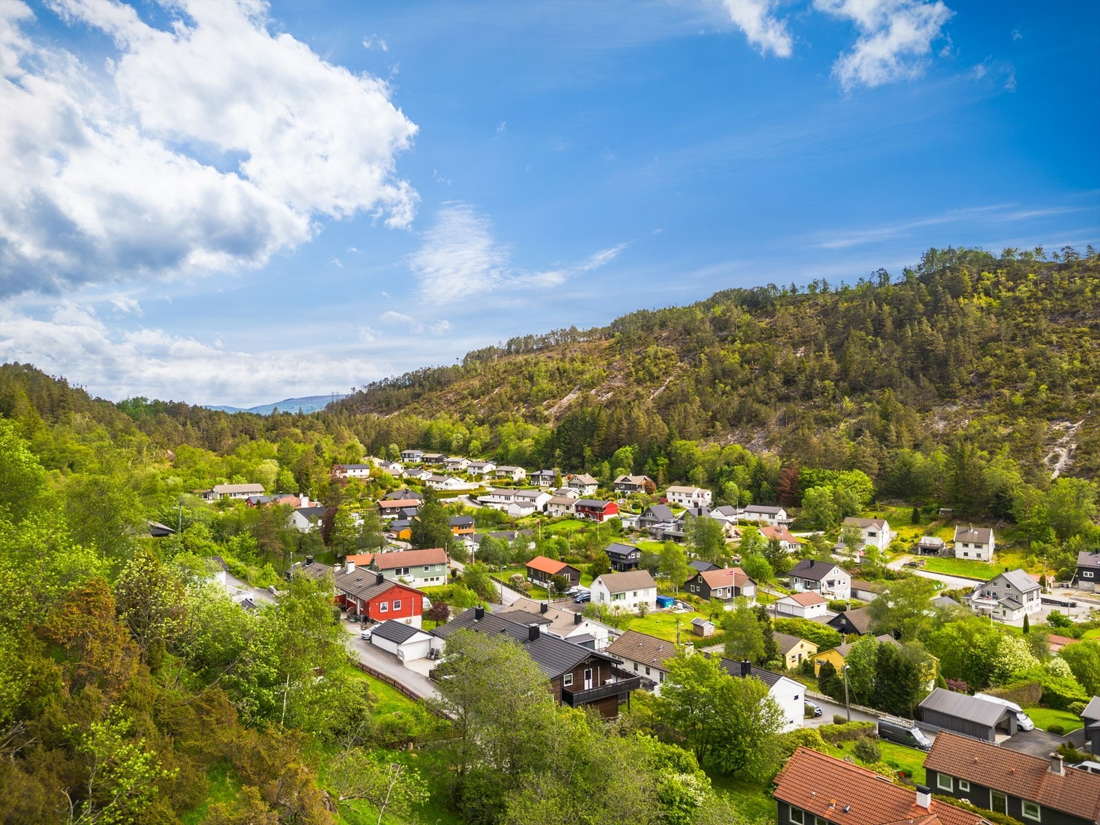Landlig og barnevennlig område med kort vei til skoler og barnehager. Galleribilde