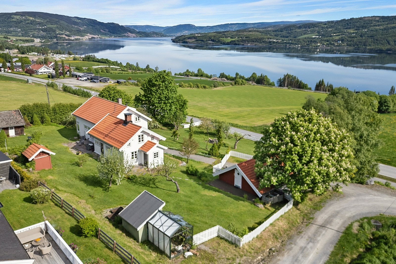 Biristrandvegen 732 er en idyllisk livsstilseiendom med flott beliggenhet ved Mjøsa. Galleribilde