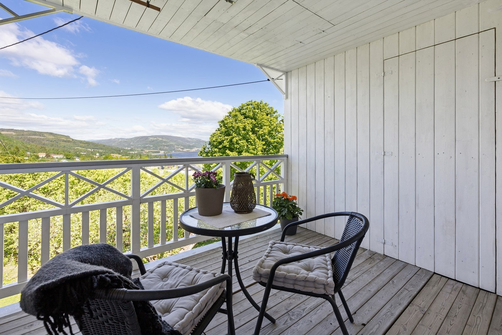 Verandaen i loftsetasjen er bygget i treverk og har plass til en sittegruppe. Galleribilde