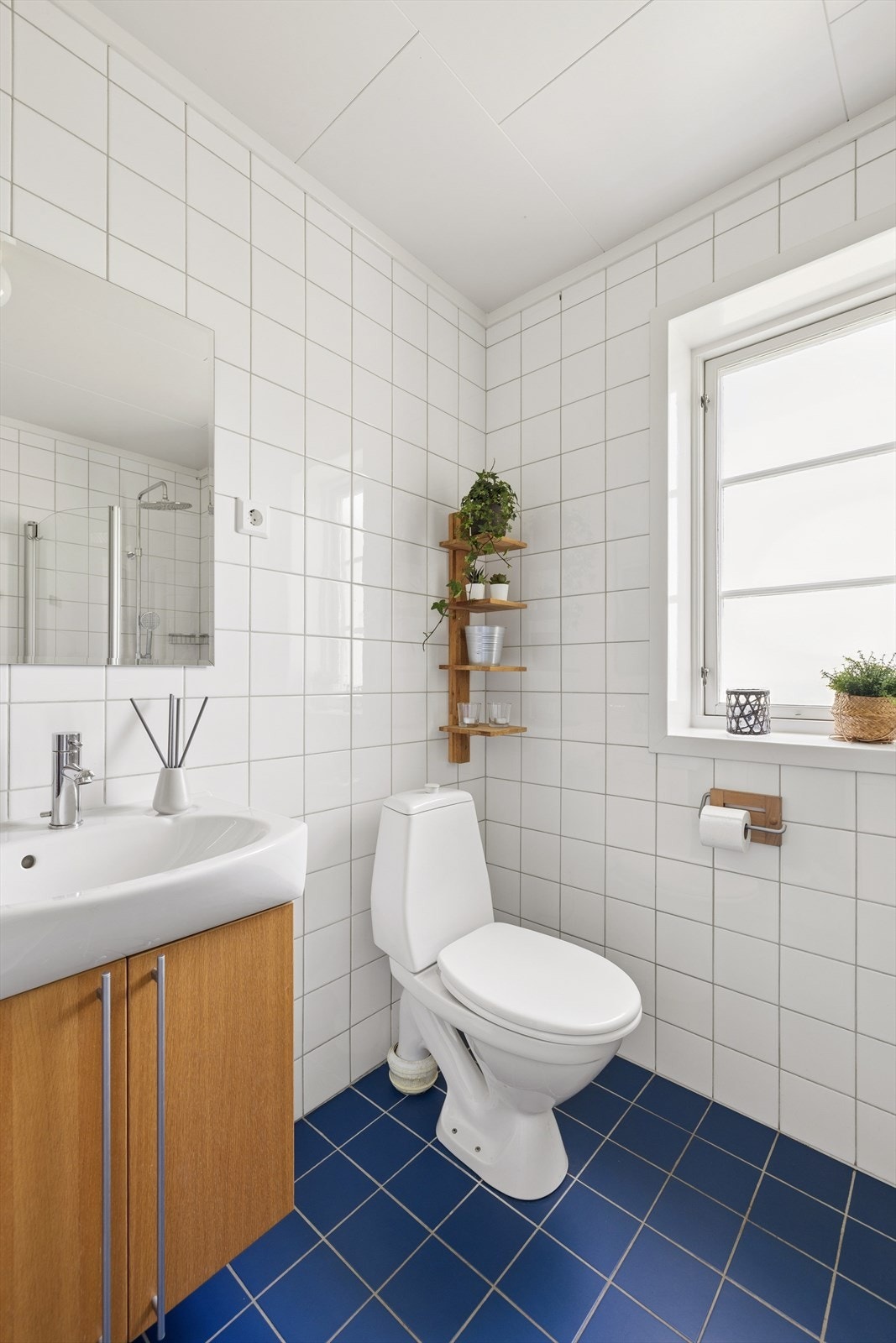Badet i kjelleren er utstyrt med dusj og har flislagt gulv med gulvvarme. Galleribilde